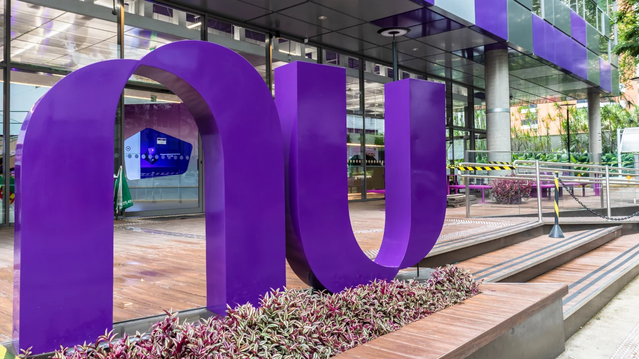 Logo da Nubank em prédio da sede da companhia