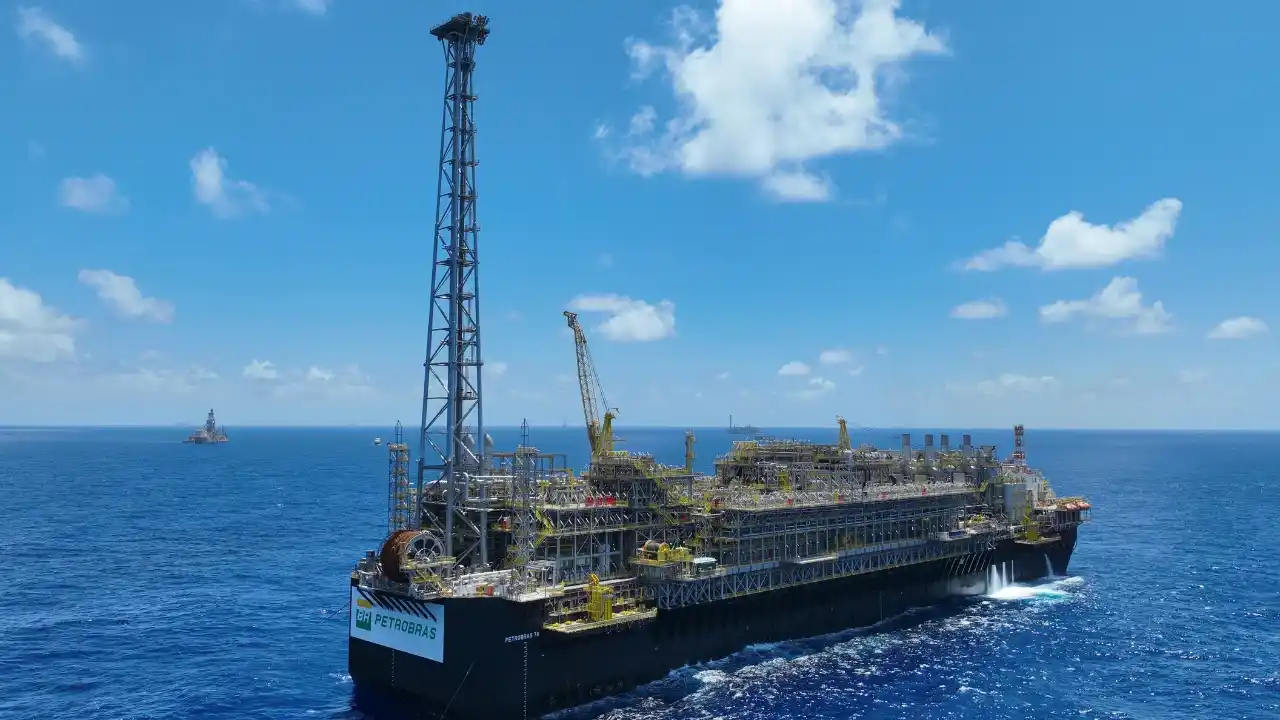 Plataforma de petróleo FPSO da Petrobras operando em alto-mar sob céu azul, ilustrando o resultado da companhia no 2T26.