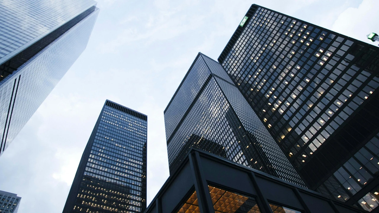 Prédios comerciais modernos com fachadas de vidro em centro financeiro