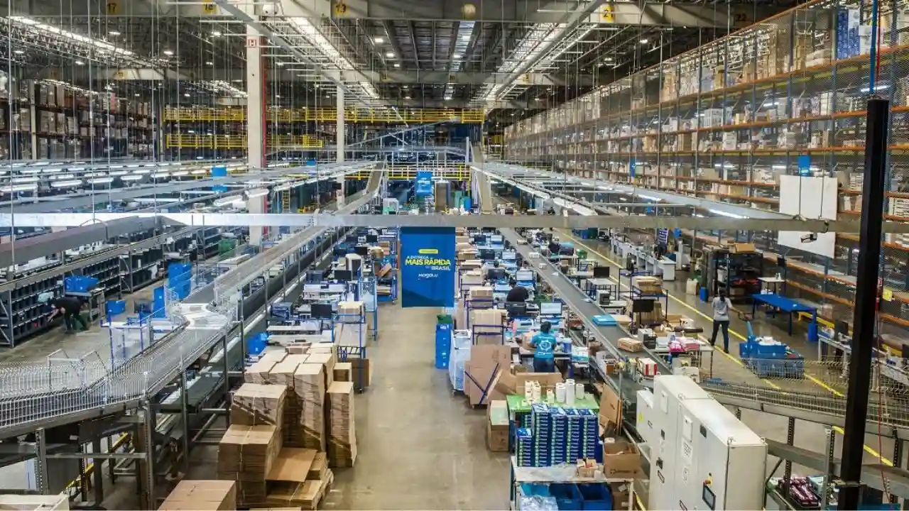 Centro de distribuição e logística automatizado do Magazine Luiza com esteiras e caixas organizadas.