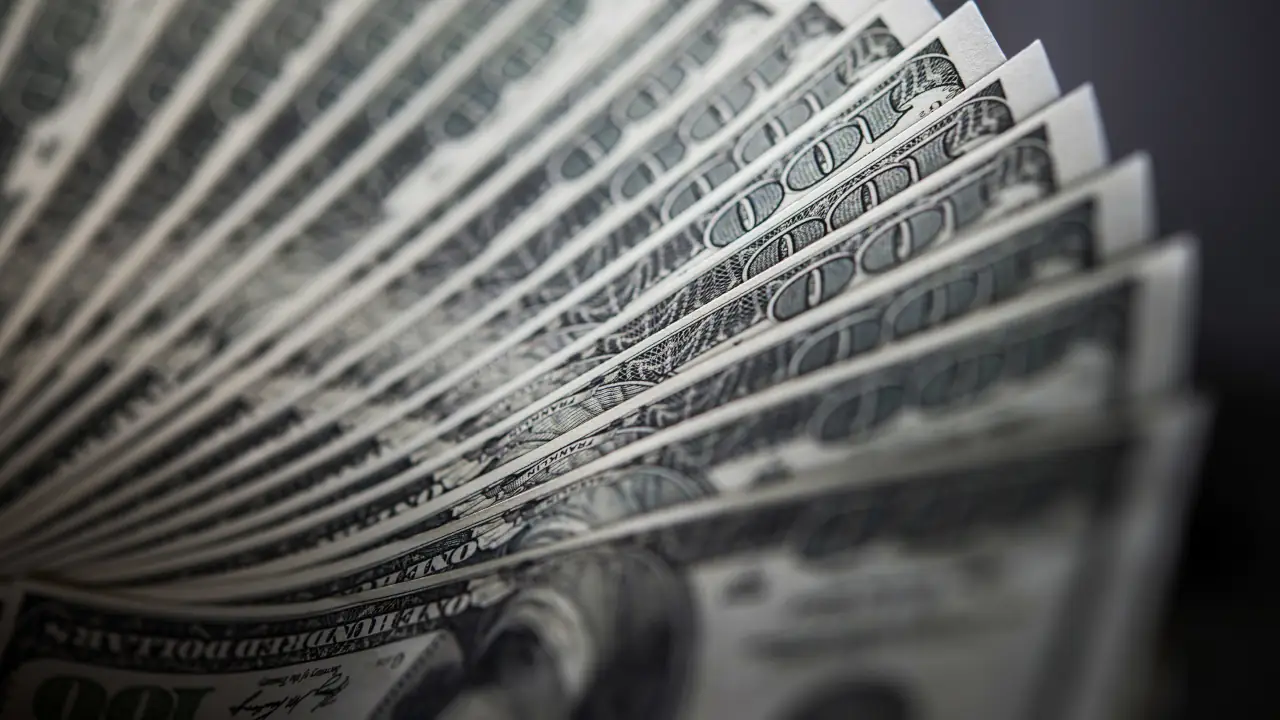 Dólar hoje fecha em leve queda após decisão de juros nos EUA