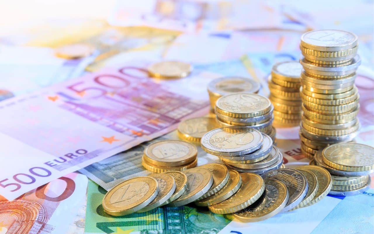 Euro hoje sobe quase 1% e passa de R$ 6