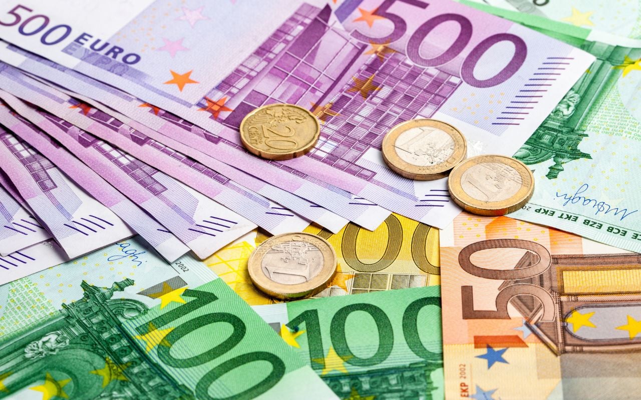 Euro hoje: moeda recua em meio a protestos na Europa